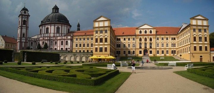 https://mdw-travel-data-us-east-1.s3.amazonaws.com/img/country/Czech-Republic/Telc-Chateau/img_02.jpg