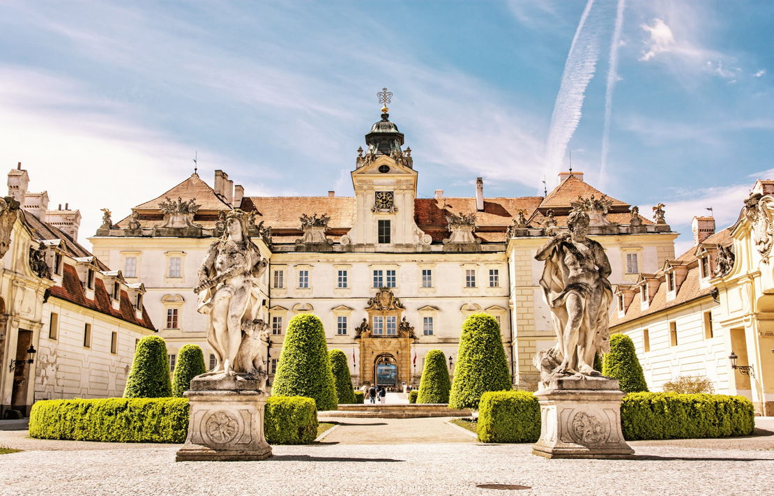 https://mdw-travel-data-us-east-1.s3.amazonaws.com/img/country/Czech-Republic/Telc-City-Walls/img_03.jpg