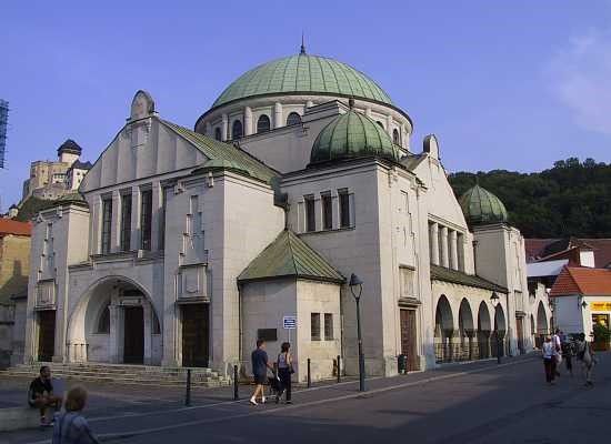 https://mdw-travel-data-us-east-1.s3.amazonaws.com/img/country/Czech-Republic/Telc-Synagogue/img_03.jpg