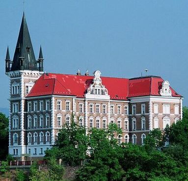 https://mdw-travel-data-us-east-1.s3.amazonaws.com/img/country/Czech-Republic/Teplice-Castle/img_01.jpg