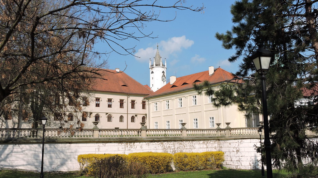 https://mdw-travel-data-us-east-1.s3.amazonaws.com/img/country/Czech-Republic/Teplice-Castle/img_03.jpg