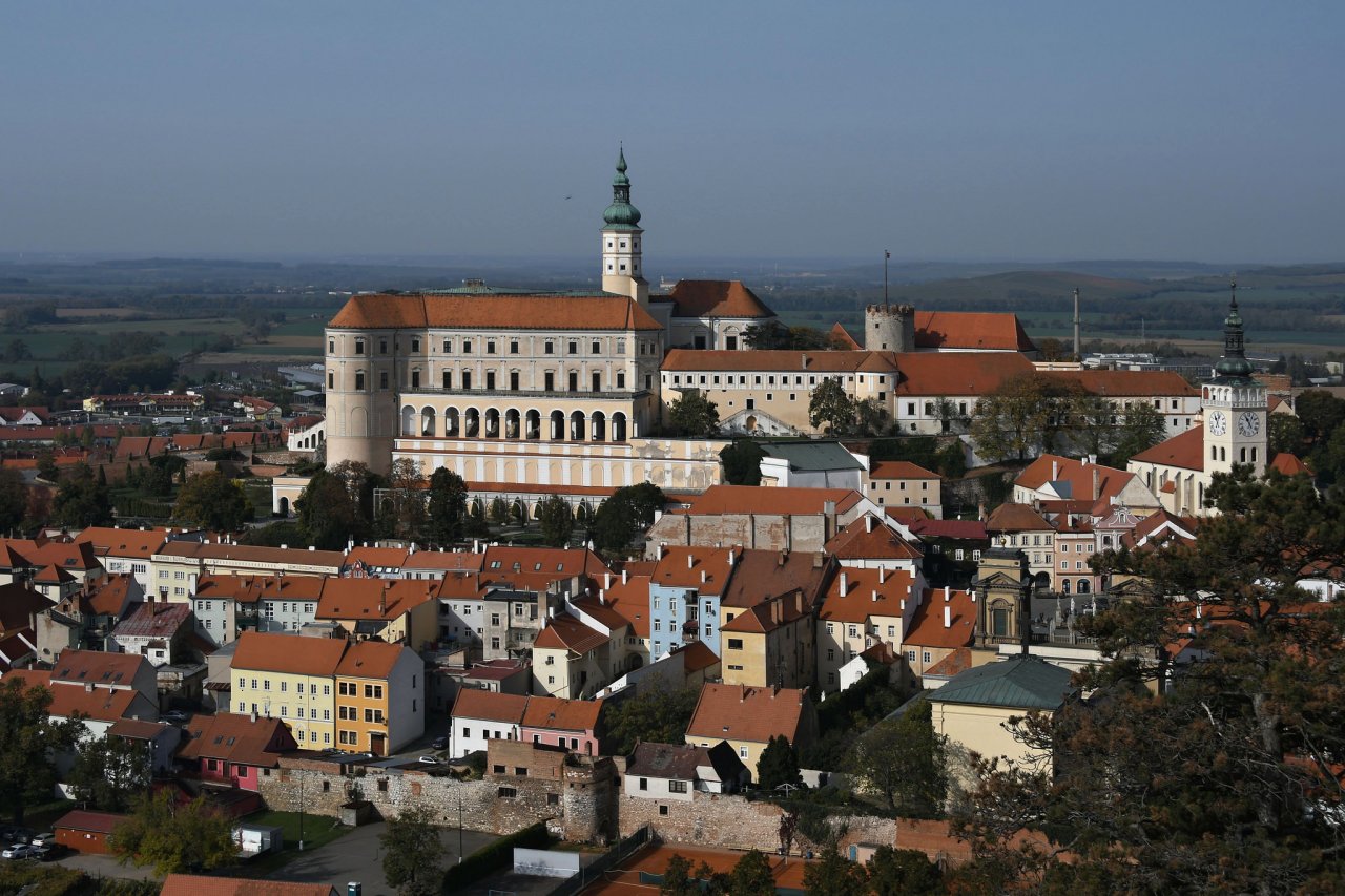 https://mdw-travel-data-us-east-1.s3.amazonaws.com/img/country/Czech-Republic/The-Mikulov-Underground/img_00.jpg