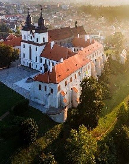 https://mdw-travel-data-us-east-1.s3.amazonaws.com/img/country/Czech-Republic/Trebic-Jewish-Quarter-and-St-Procopius-Basilica/img_03.jpg