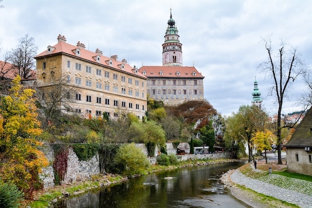 https://mdw-travel-data-us-east-1.s3.amazonaws.com/img/country/Czech-Republic/Trebon-Castle-Park/img_02.jpg