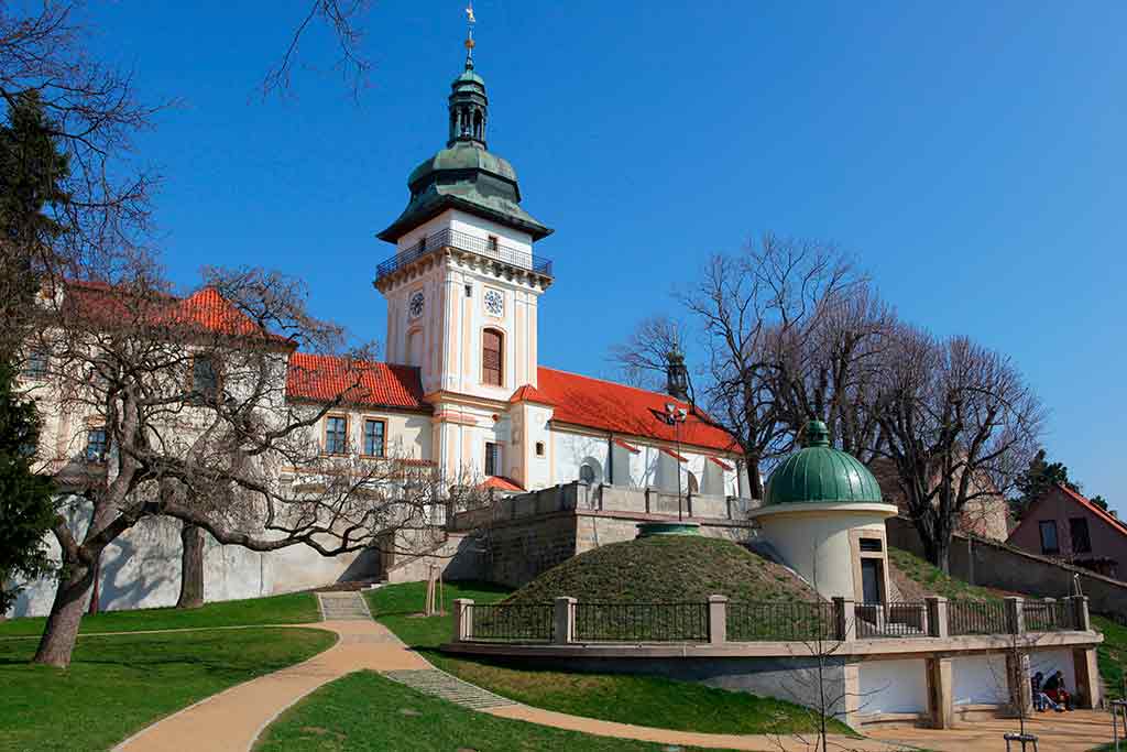 https://mdw-travel-data-us-east-1.s3.amazonaws.com/img/country/Czech-Republic/Tynec-nad-Labem-Chateau/img_00.jpg