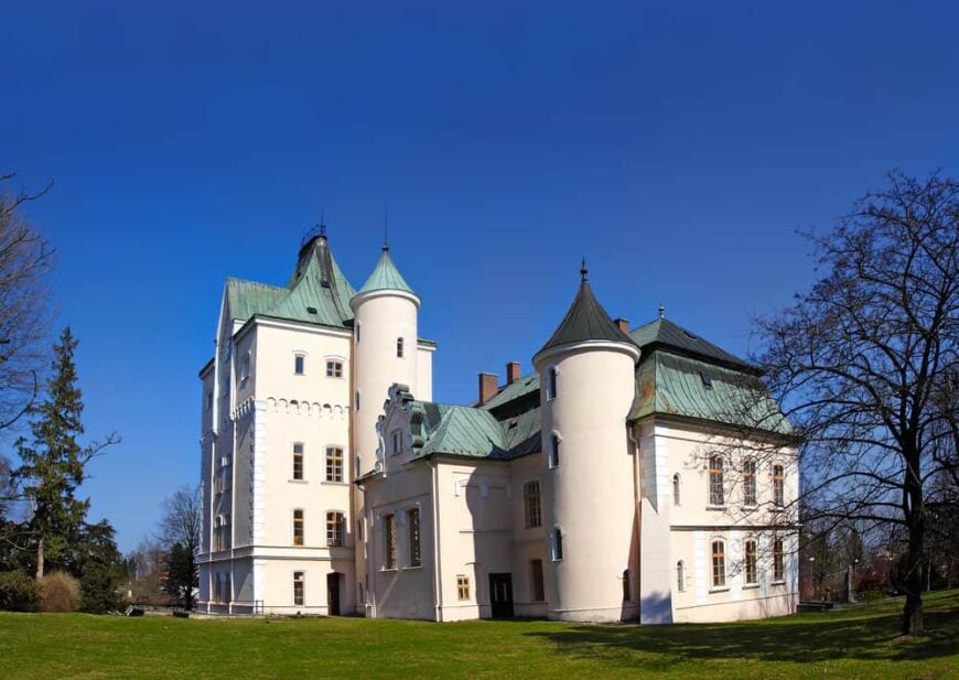 https://mdw-travel-data-us-east-1.s3.amazonaws.com/img/country/Czech-Republic/Tynec-nad-Labem-Chateau/img_01.jpg