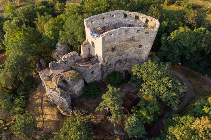 https://mdw-travel-data-us-east-1.s3.amazonaws.com/img/country/Czech-Republic/Valecov-Castle/img_02.jpg