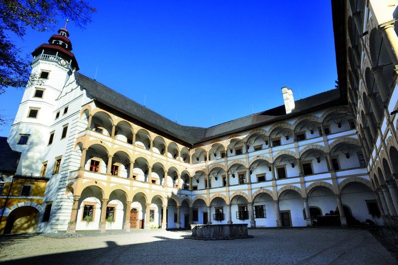 https://mdw-travel-data-us-east-1.s3.amazonaws.com/img/country/Czech-Republic/Velke-Losiny-Castle/img_01.jpg