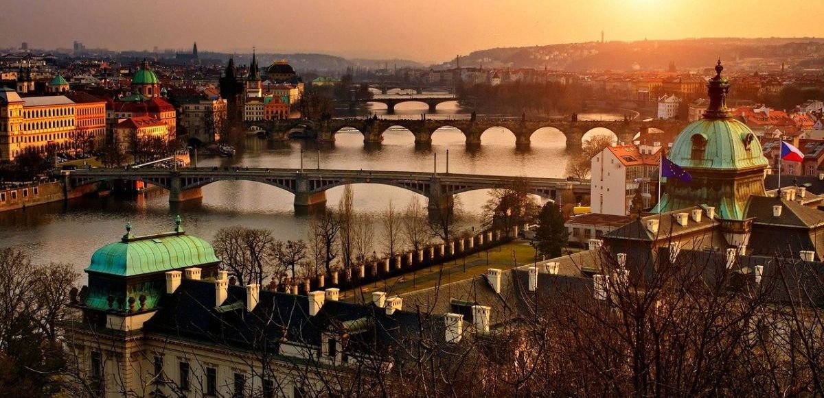 https://mdw-travel-data-us-east-1.s3.amazonaws.com/img/country/Czech-Republic/Vltava-River/img_02.jpg