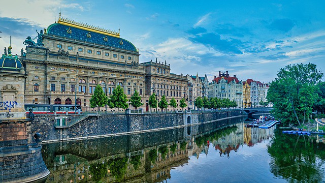 https://mdw-travel-data-us-east-1.s3.amazonaws.com/img/country/Czech-Republic/Vltava-River/img_03.jpg