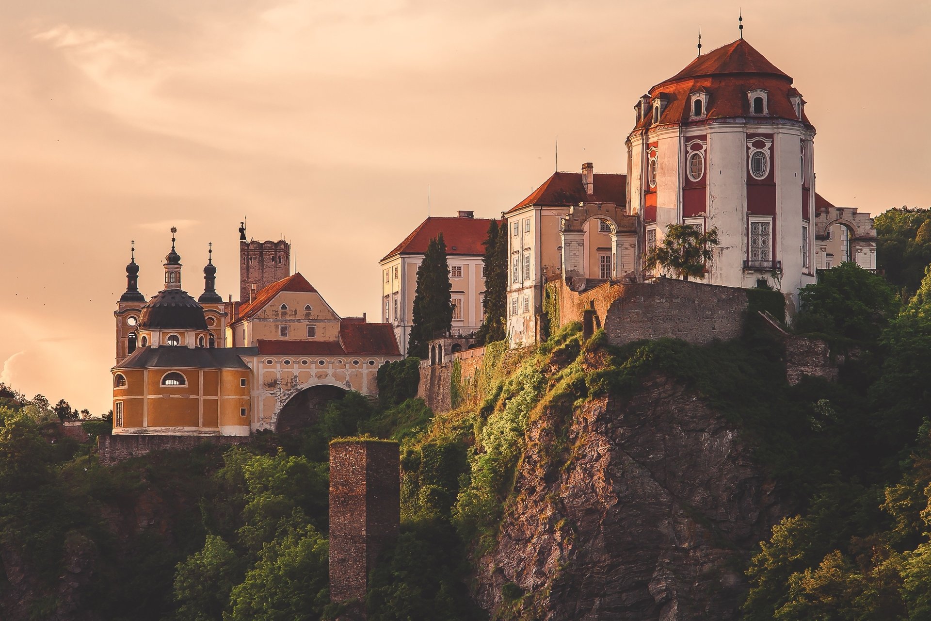 https://mdw-travel-data-us-east-1.s3.amazonaws.com/img/country/Czech-Republic/Vranov-nad-Dyji-Castle/img_00.jpg