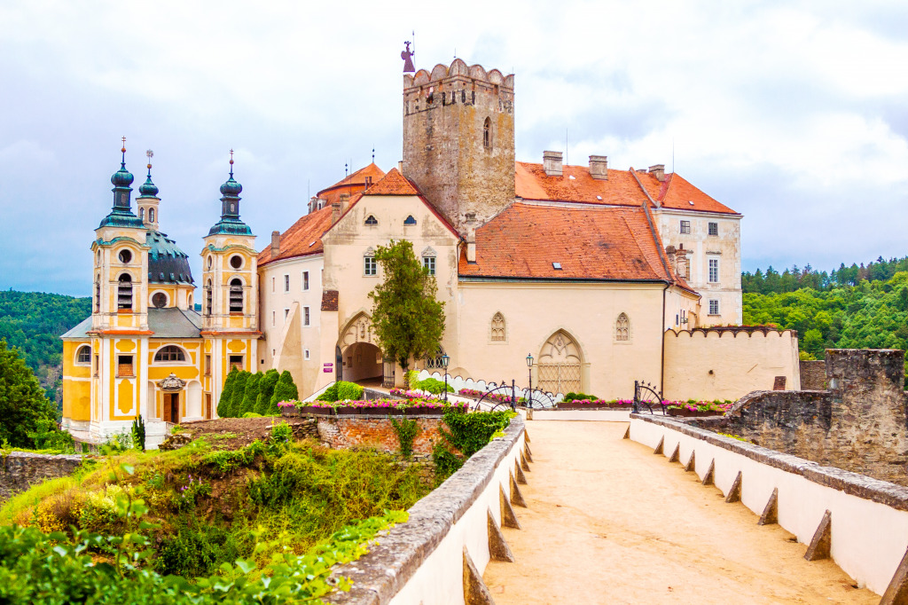 https://mdw-travel-data-us-east-1.s3.amazonaws.com/img/country/Czech-Republic/Vranov-nad-Dyji-Castle/img_01.jpg