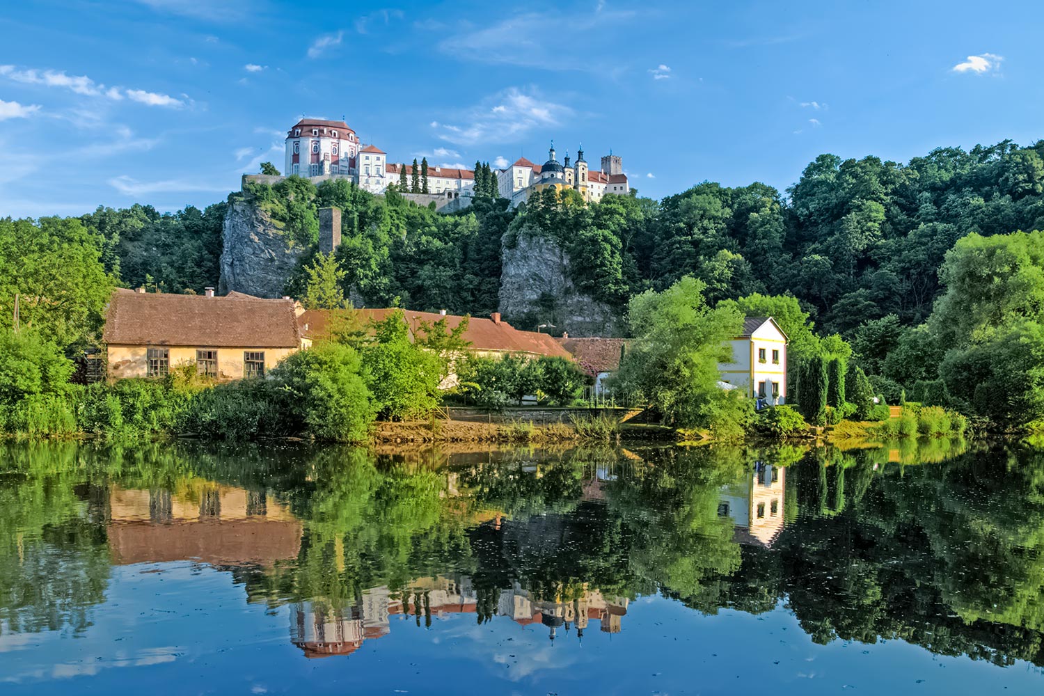 https://mdw-travel-data-us-east-1.s3.amazonaws.com/img/country/Czech-Republic/Vranov-nad-Dyji-Reservoir/img_02.jpg