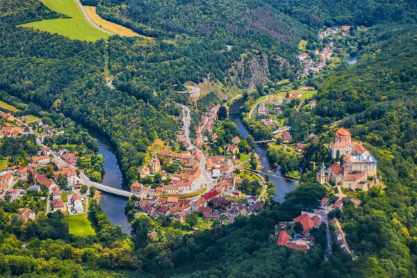 https://mdw-travel-data-us-east-1.s3.amazonaws.com/img/country/Czech-Republic/Vranov-nad-Dyji-Reservoir/img_03.jpg