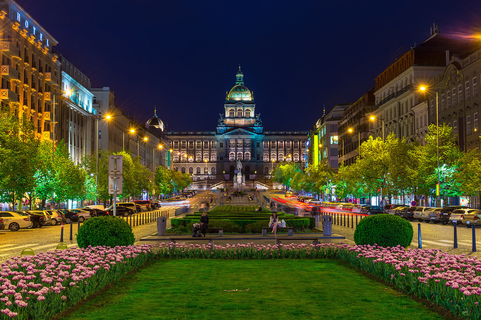 https://mdw-travel-data-us-east-1.s3.amazonaws.com/img/country/Czech-Republic/Wenceslas-Square/img_00.jpg