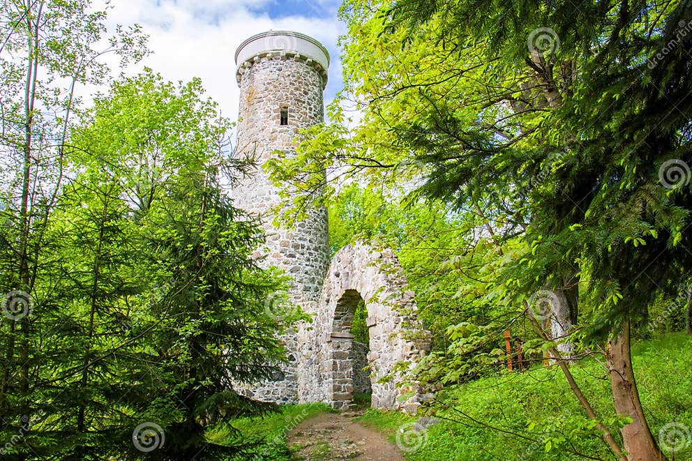 https://mdw-travel-data-us-east-1.s3.amazonaws.com/img/country/Czech-Republic/Wooden-Lookout-Tower-Hamelika/img_02.jpg