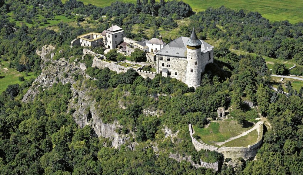 https://mdw-travel-data-us-east-1.s3.amazonaws.com/img/country/Czech-Republic/Zamek-Kuneticka-Hora/img_01.jpg