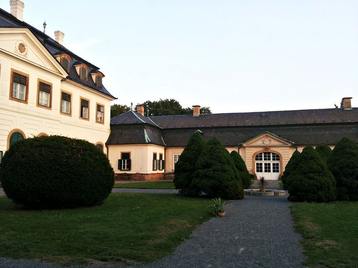 https://mdw-travel-data-us-east-1.s3.amazonaws.com/img/country/Czech-Republic/Zamek-Merovice-nad-Hanou/img_01.jpg