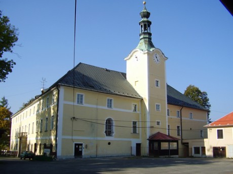 https://mdw-travel-data-us-east-1.s3.amazonaws.com/img/country/Czech-Republic/Zamek-Oselce/img_02.jpg