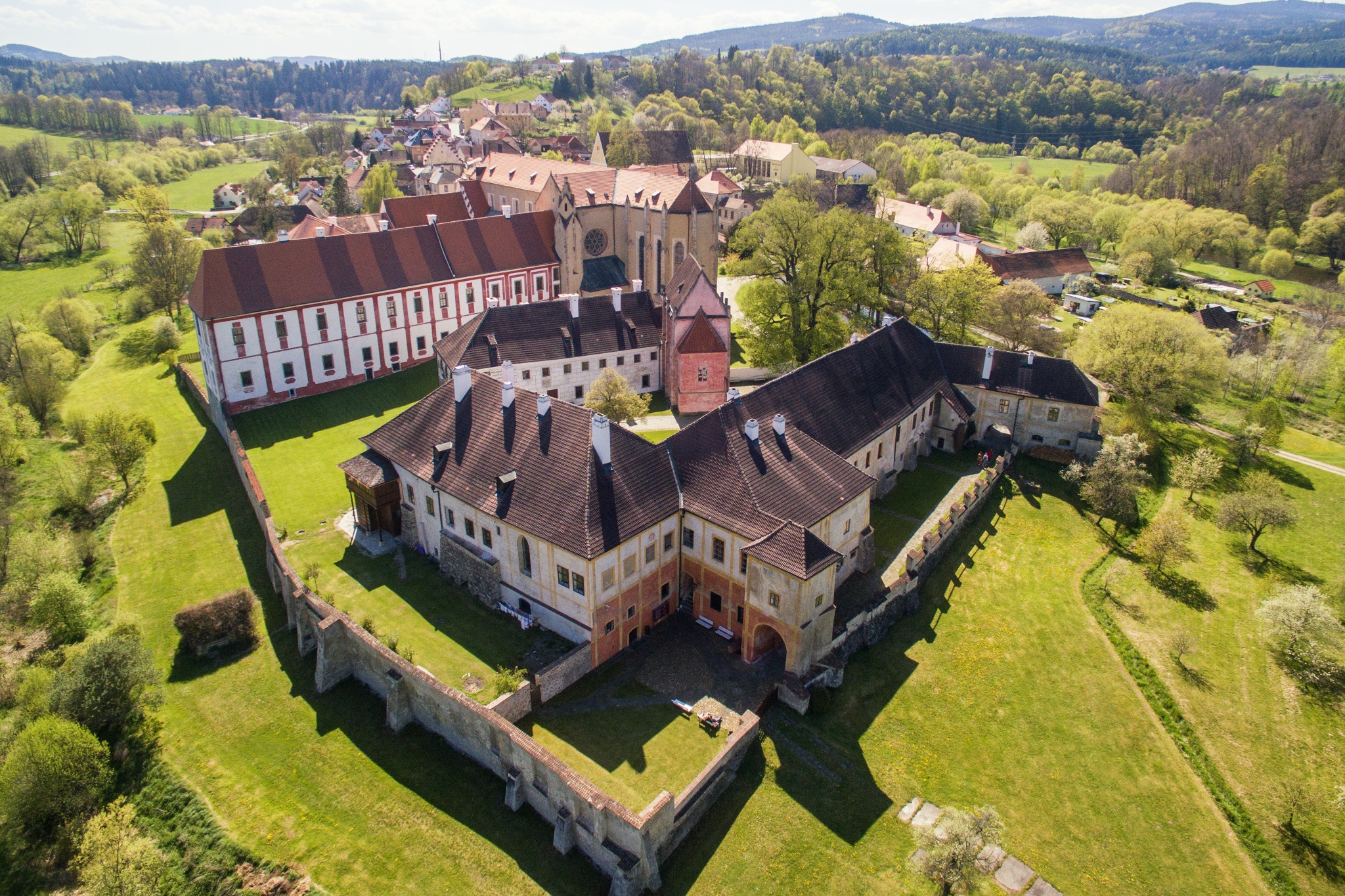 https://mdw-travel-data-us-east-1.s3.amazonaws.com/img/country/Czech-Republic/Zlata-Koruna-Monastery/img_00.jpg