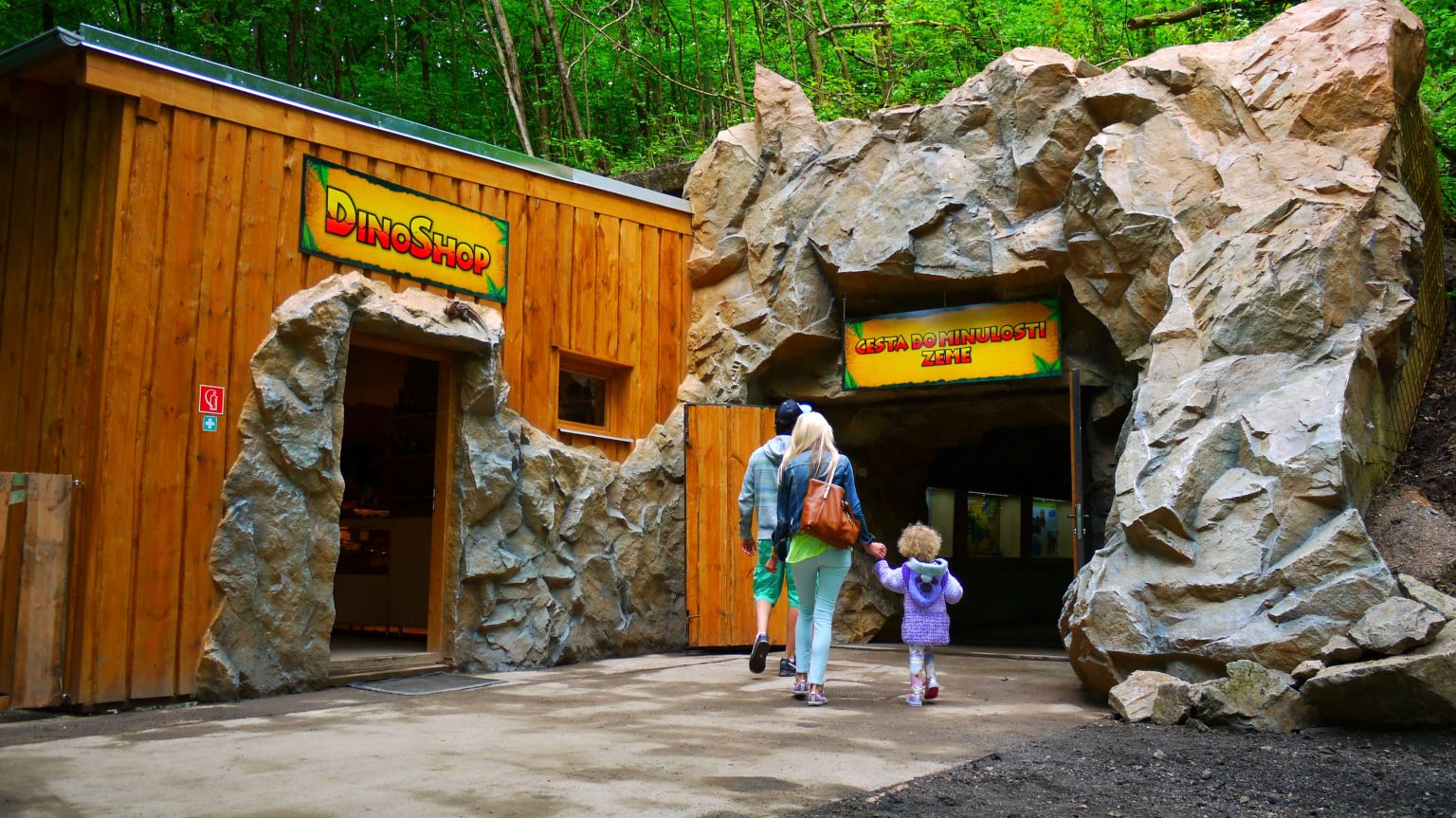https://mdw-travel-data-us-east-1.s3.amazonaws.com/img/country/Czech-Republic/Zoo-and-DinoPark-Terasy/img_01.jpg
