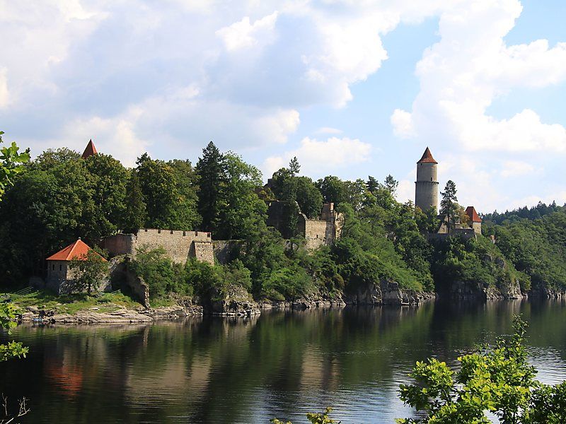 https://mdw-travel-data-us-east-1.s3.amazonaws.com/img/country/Czech-Republic/Zvikov-Castle/img_01.jpg