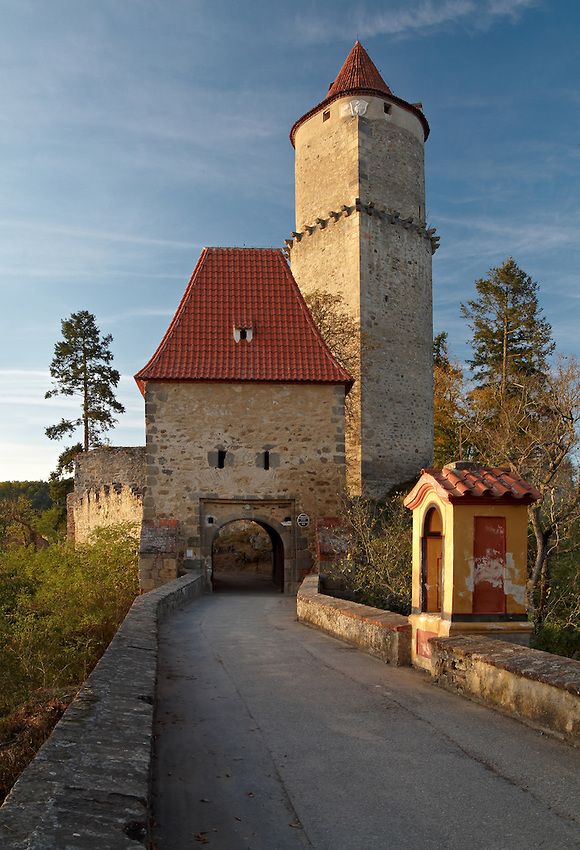 https://mdw-travel-data-us-east-1.s3.amazonaws.com/img/country/Czech-Republic/Zvikov-Castle/img_03.jpg