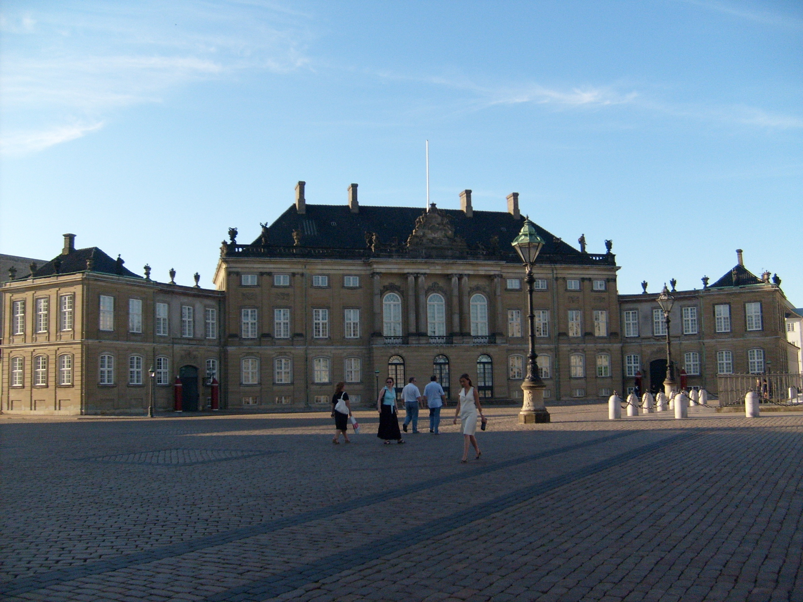 https://mdw-travel-data-us-east-1.s3.amazonaws.com/img/country/Denmark/Amalienborg-Palace/img_01.jpg