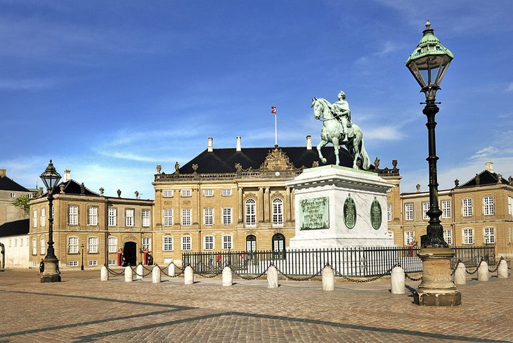 https://mdw-travel-data-us-east-1.s3.amazonaws.com/img/country/Denmark/Amalienborg-Palace/img_03.jpg