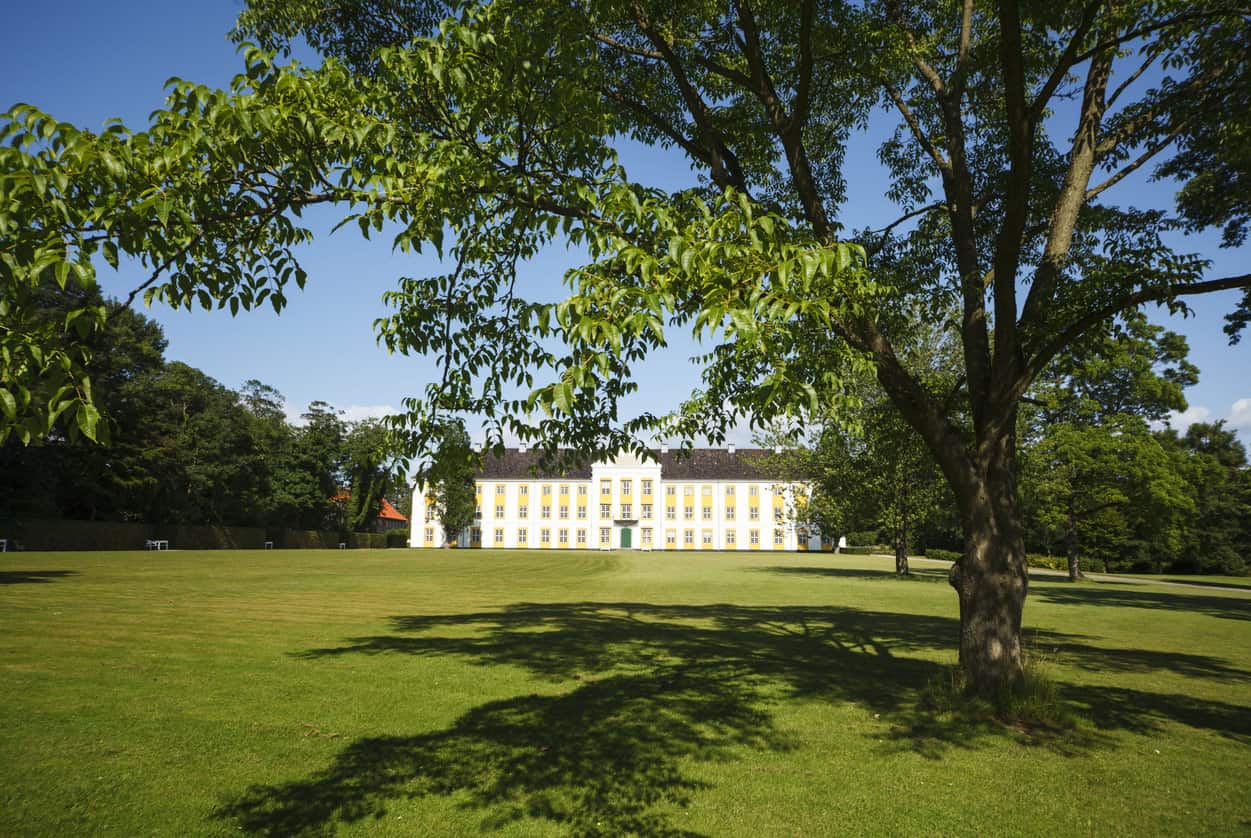 https://mdw-travel-data-us-east-1.s3.amazonaws.com/img/country/Denmark/Augustenborg-Palace/img_01.jpg