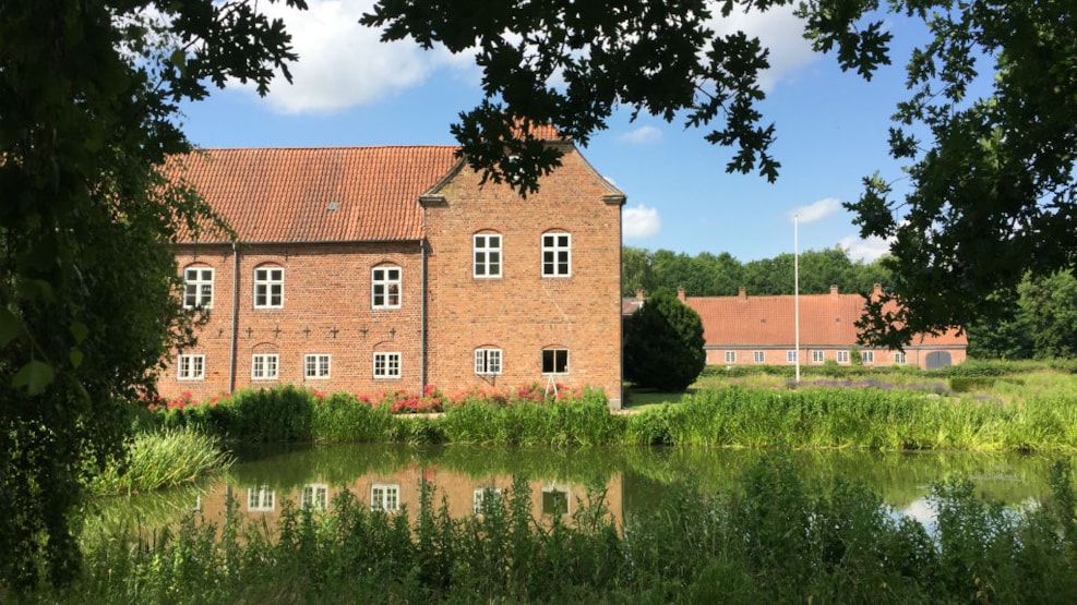 https://mdw-travel-data-us-east-1.s3.amazonaws.com/img/country/Denmark/Boller-Slot/img_00.jpg