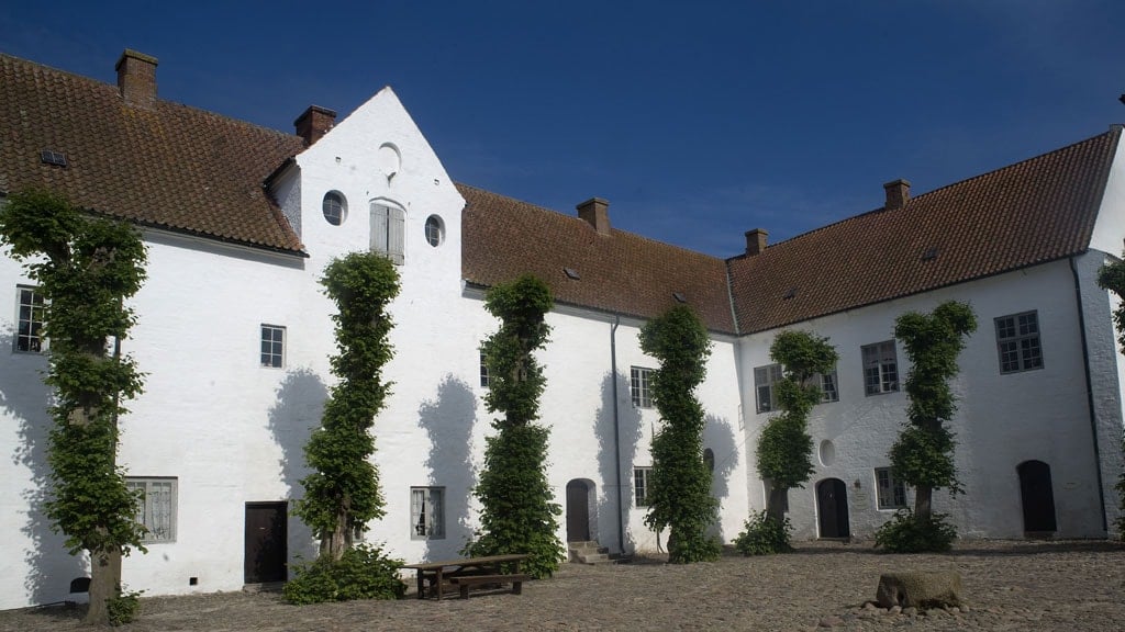 https://mdw-travel-data-us-east-1.s3.amazonaws.com/img/country/Denmark/Borglum-Kloster/img_02.jpg