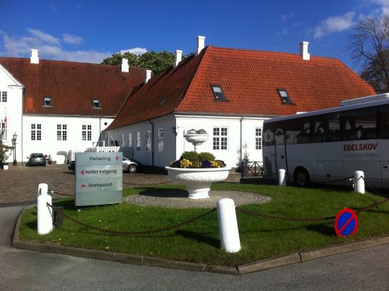 https://mdw-travel-data-us-east-1.s3.amazonaws.com/img/country/Denmark/Bygholm-Park/img_02.jpg