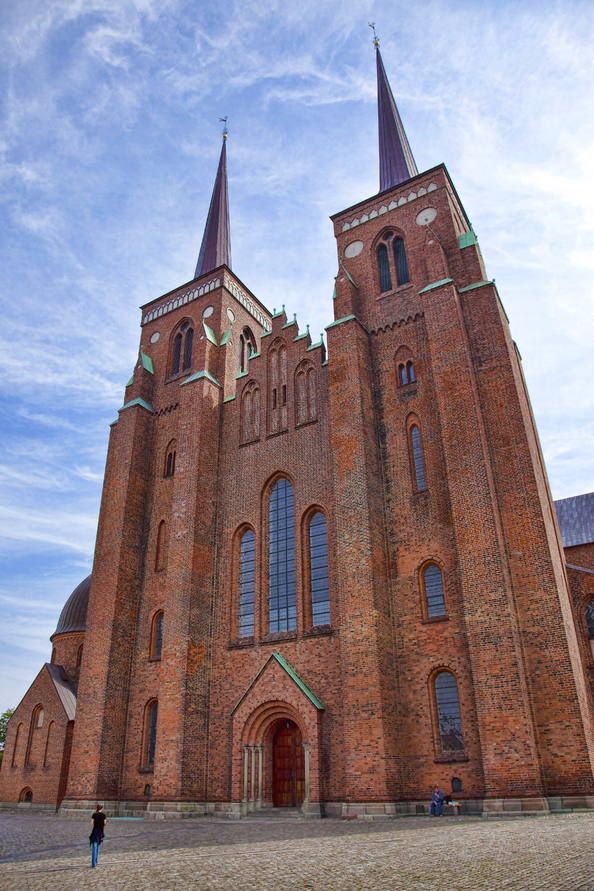 https://mdw-travel-data-us-east-1.s3.amazonaws.com/img/country/Denmark/Catedral-de-Roskilde/img_01.jpg