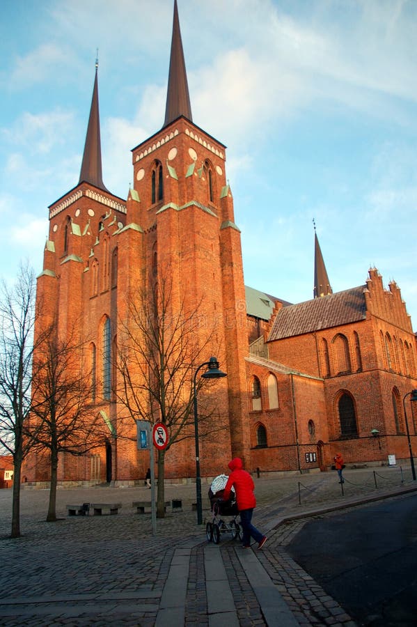https://mdw-travel-data-us-east-1.s3.amazonaws.com/img/country/Denmark/Catedral-de-Roskilde/img_03.jpg