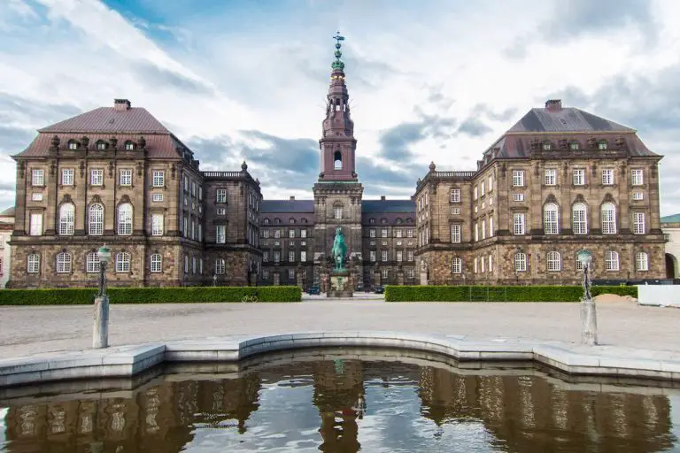 https://mdw-travel-data-us-east-1.s3.amazonaws.com/img/country/Denmark/Christiansborg-Palace/img_01.jpg