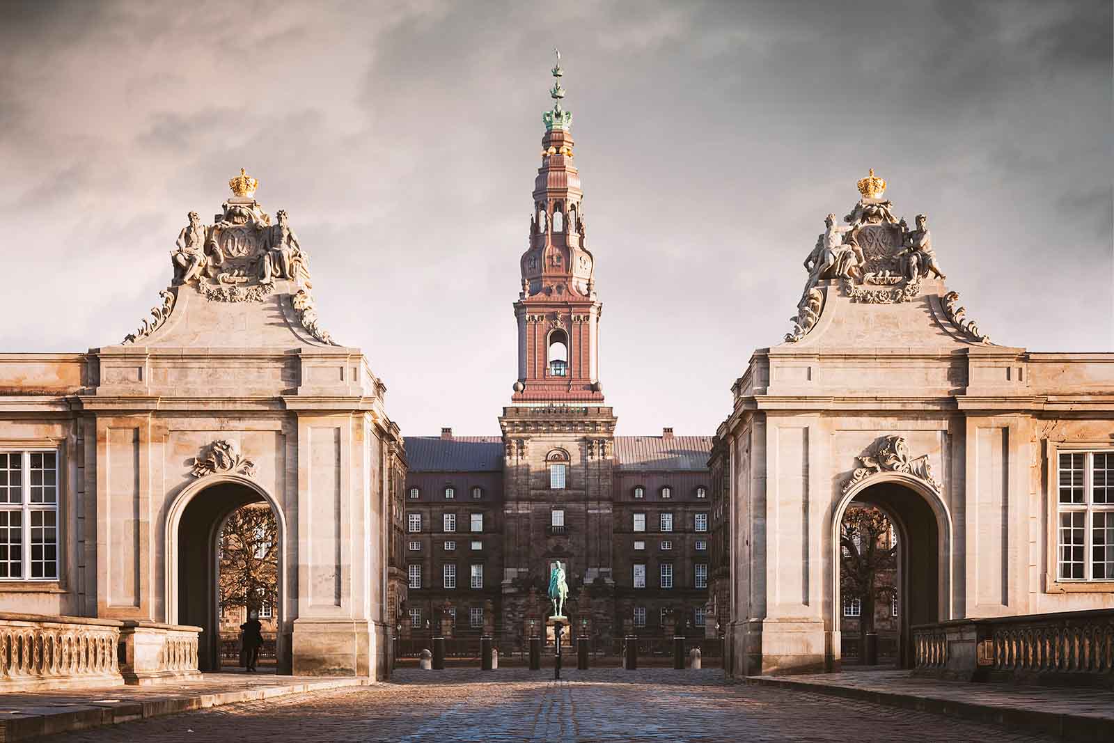 https://mdw-travel-data-us-east-1.s3.amazonaws.com/img/country/Denmark/Christiansborg-Palace/img_03.jpg
