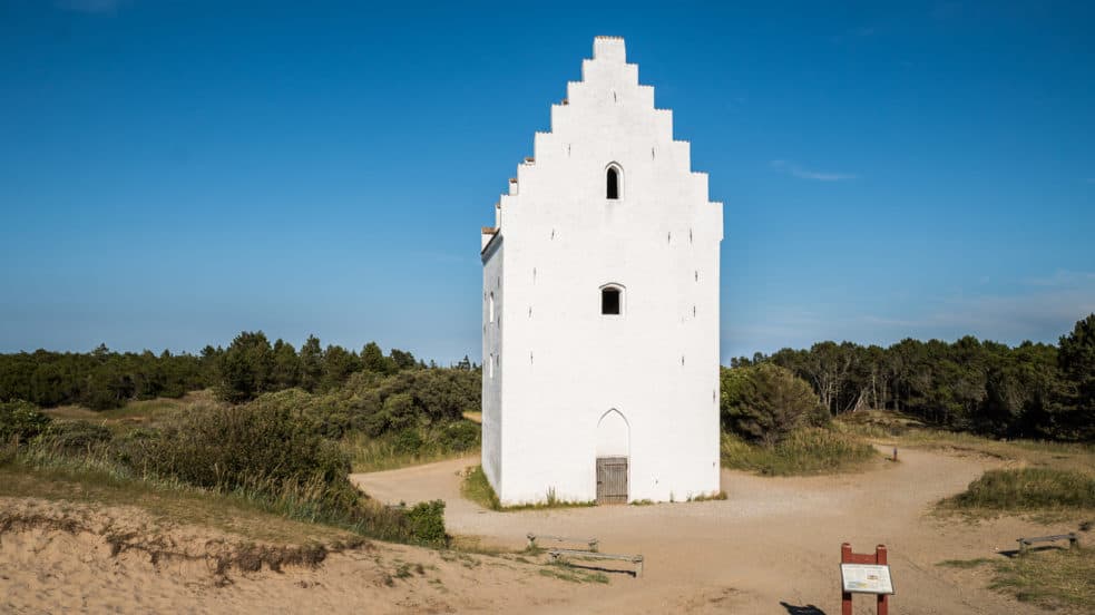https://mdw-travel-data-us-east-1.s3.amazonaws.com/img/country/Denmark/Den-Tilsandede-Kirke/img_02.jpg