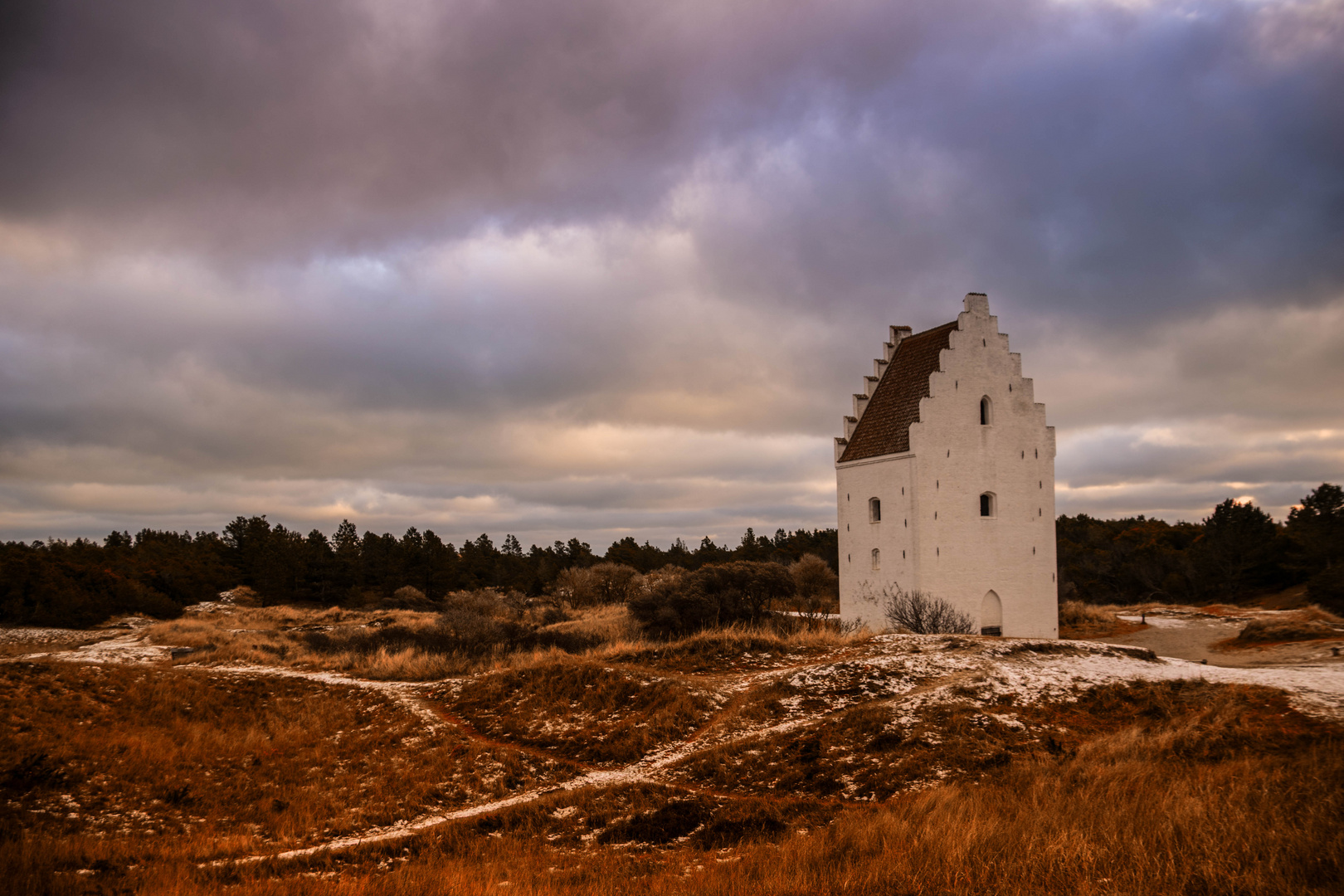 https://mdw-travel-data-us-east-1.s3.amazonaws.com/img/country/Denmark/Den-Tilsandede-Kirke/img_03.jpg