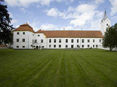 https://mdw-travel-data-us-east-1.s3.amazonaws.com/img/country/Denmark/Dronninglund-Castle/img_01.jpg