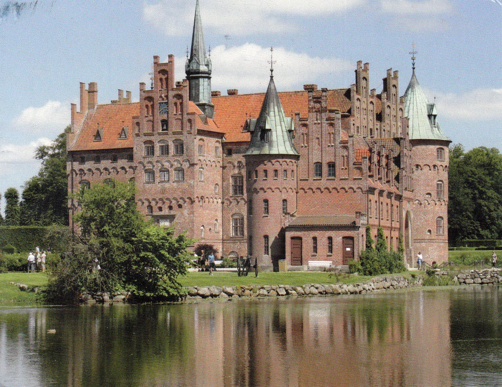 https://mdw-travel-data-us-east-1.s3.amazonaws.com/img/country/Denmark/Egeskov-Castle/img_01.jpg