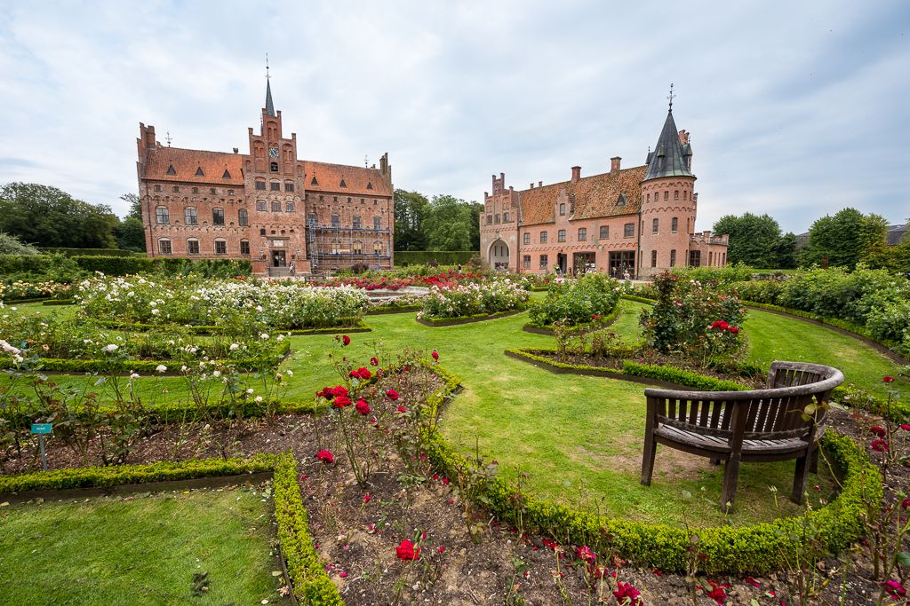 https://mdw-travel-data-us-east-1.s3.amazonaws.com/img/country/Denmark/Egeskov-Castle/img_03.jpg