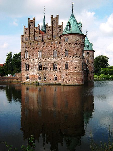 https://mdw-travel-data-us-east-1.s3.amazonaws.com/img/country/Denmark/Egeskov-Slot/img_02.jpg