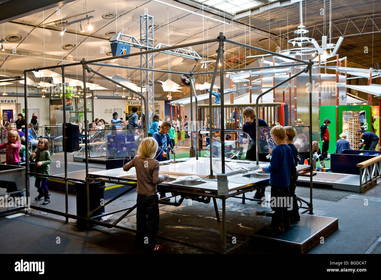 https://mdw-travel-data-us-east-1.s3.amazonaws.com/img/country/Denmark/Experimentarium/img_03.jpg