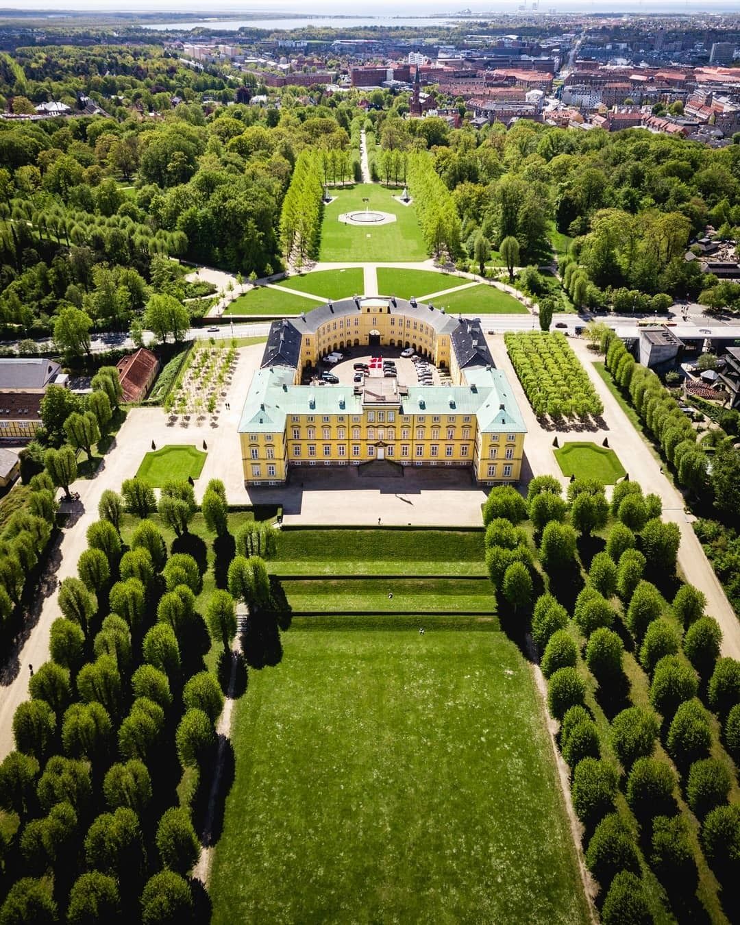 https://mdw-travel-data-us-east-1.s3.amazonaws.com/img/country/Denmark/Frederiksberg-Gardens/img_00.jpg