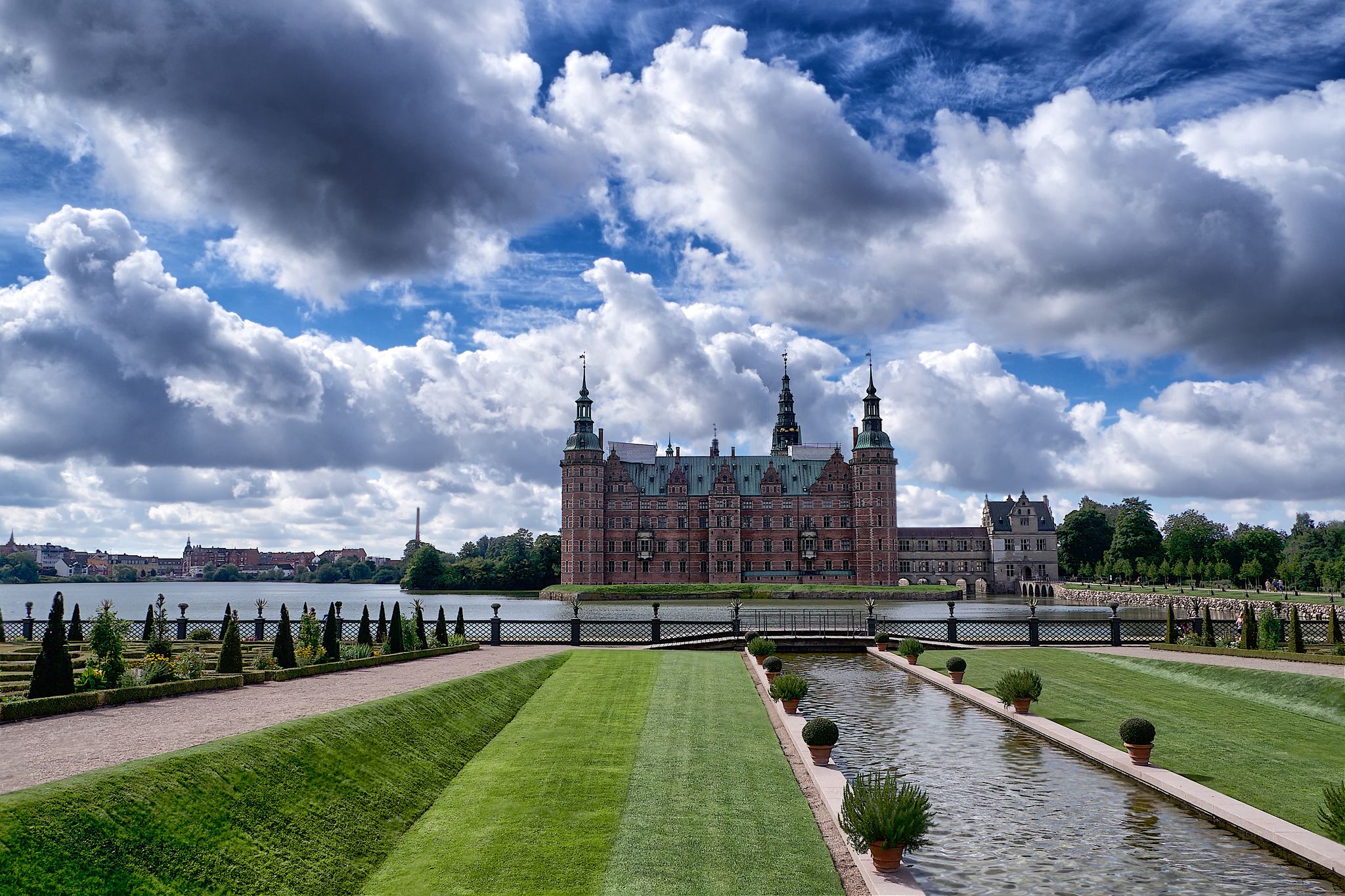 https://mdw-travel-data-us-east-1.s3.amazonaws.com/img/country/Denmark/Frederiksborg-Castle/img_02.jpg