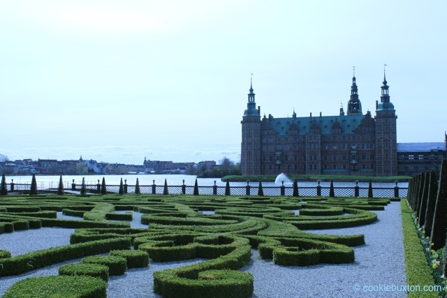 https://mdw-travel-data-us-east-1.s3.amazonaws.com/img/country/Denmark/Frederiksborg-Gardens/img_01.jpg