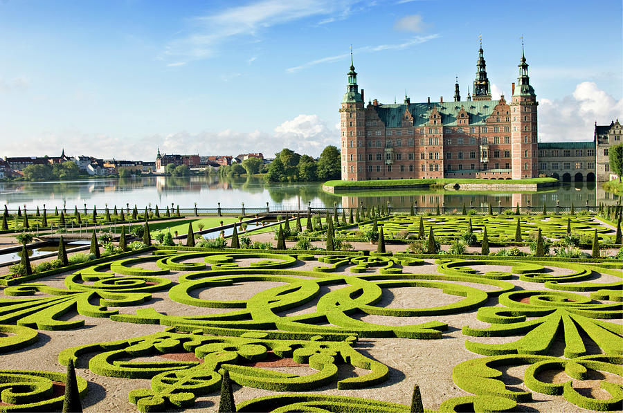 https://mdw-travel-data-us-east-1.s3.amazonaws.com/img/country/Denmark/Frederiksborg-Gardens/img_03.jpg