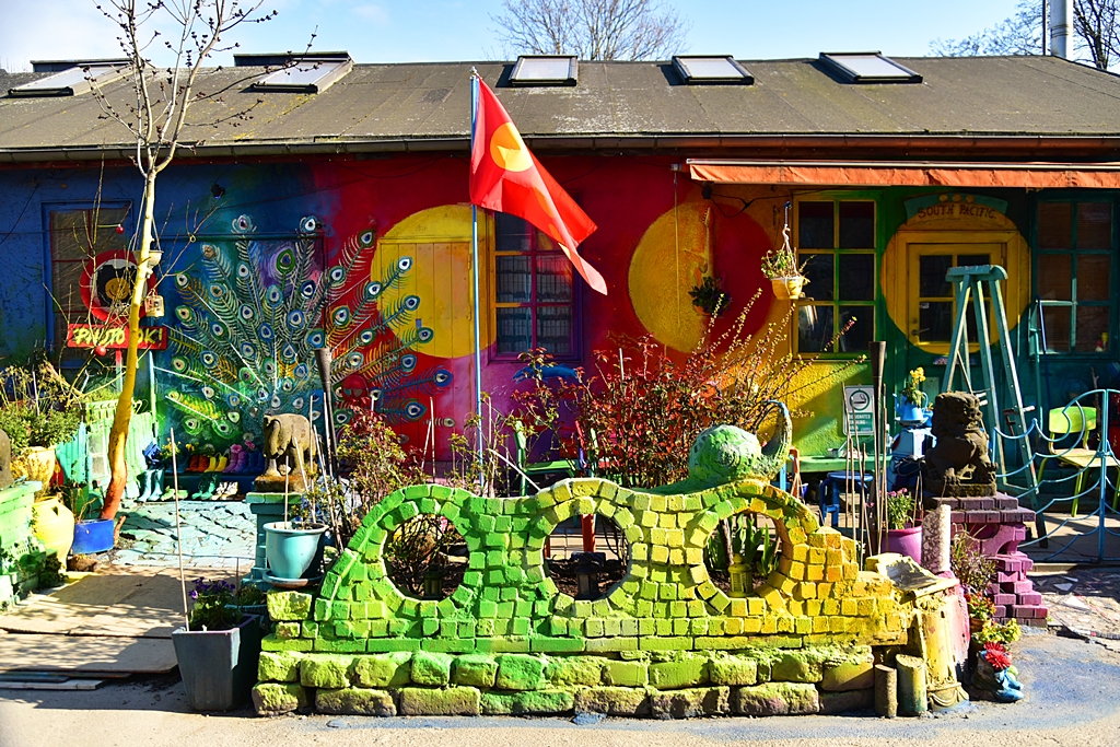 https://mdw-travel-data-us-east-1.s3.amazonaws.com/img/country/Denmark/Freetown-Christiania/img_02.jpg