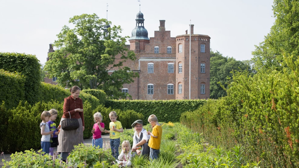 https://mdw-travel-data-us-east-1.s3.amazonaws.com/img/country/Denmark/Gammel-Estrup---The-Danish-Manor-Museum/img_02.jpg